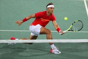 Rafael Nadal joue au tennis